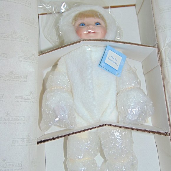 Learning to Fly - Snow Babies Doll - Ashton Drake Series - Picture 2 of 8